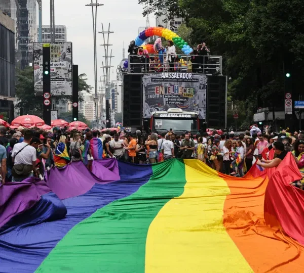 Parada LGBT+ reforça distância da direita e contrasta com Marcha para Jesus