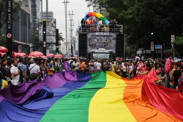 Parada LGBT+ reforça distância da direita e contrasta com Marcha para Jesus