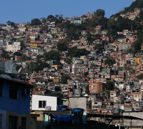 Projeto de turismo em favelas do Rio prepara rota especial para a Copa