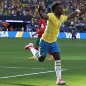 Raphinha, Vini e Douglas Santos se destacam nos números da estreia