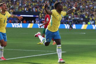 Raphinha, Vini e Douglas Santos se destacam nos números da estreia