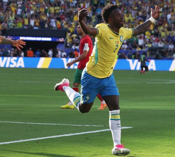 Raphinha, Vini e Douglas Santos se destacam nos números da estreia