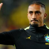 Raphinha sente dores na coxa direita e será reavaliado