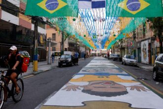 Ruas decoradas para Copa do Mundo reforçam vínculo comunitário no Rio