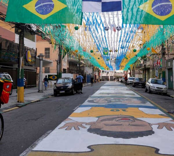 Ruas decoradas para Copa do Mundo reforçam vínculo comunitário no Rio