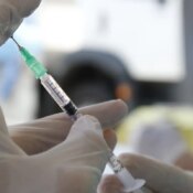Sarampo: infectologista alerta sobre vacinação em viagens para a Copa