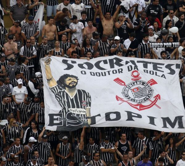 Sócrates, ídolo do Corinthians e da seleção, recebe honraria na Alesp
