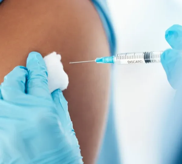 Vacina da Covid reduz risco de infarto e AVC em idosos, aponta estudo